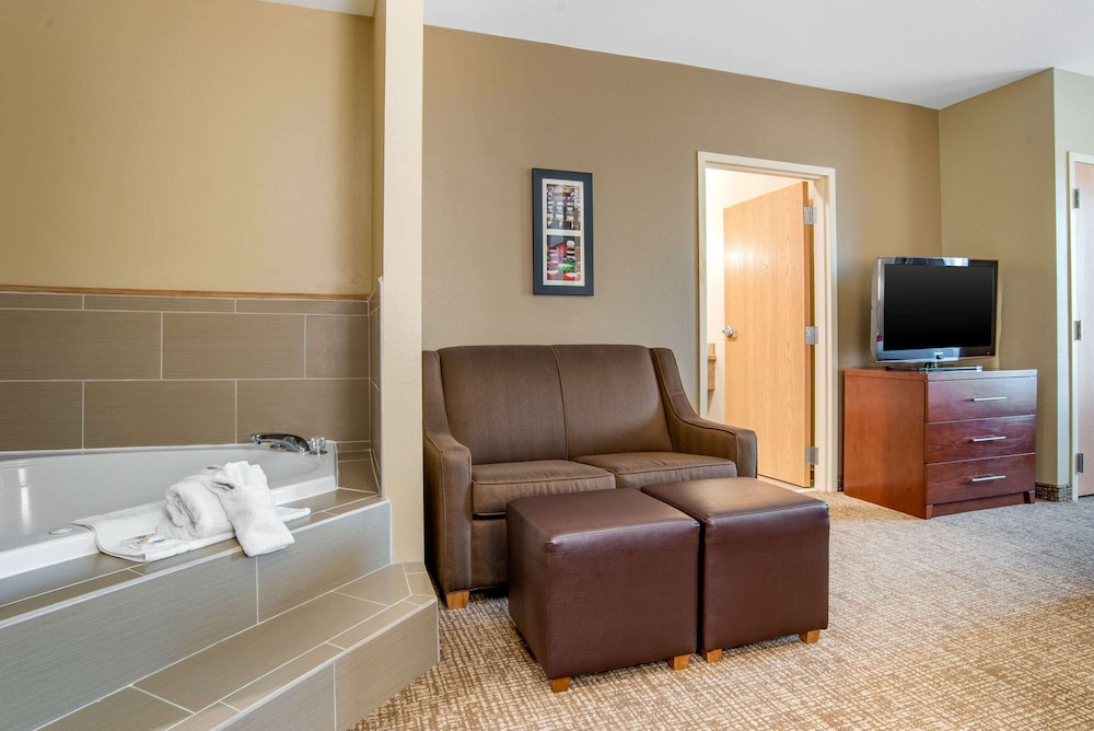 Comfort Suites Gulfport Central, MS 34/49