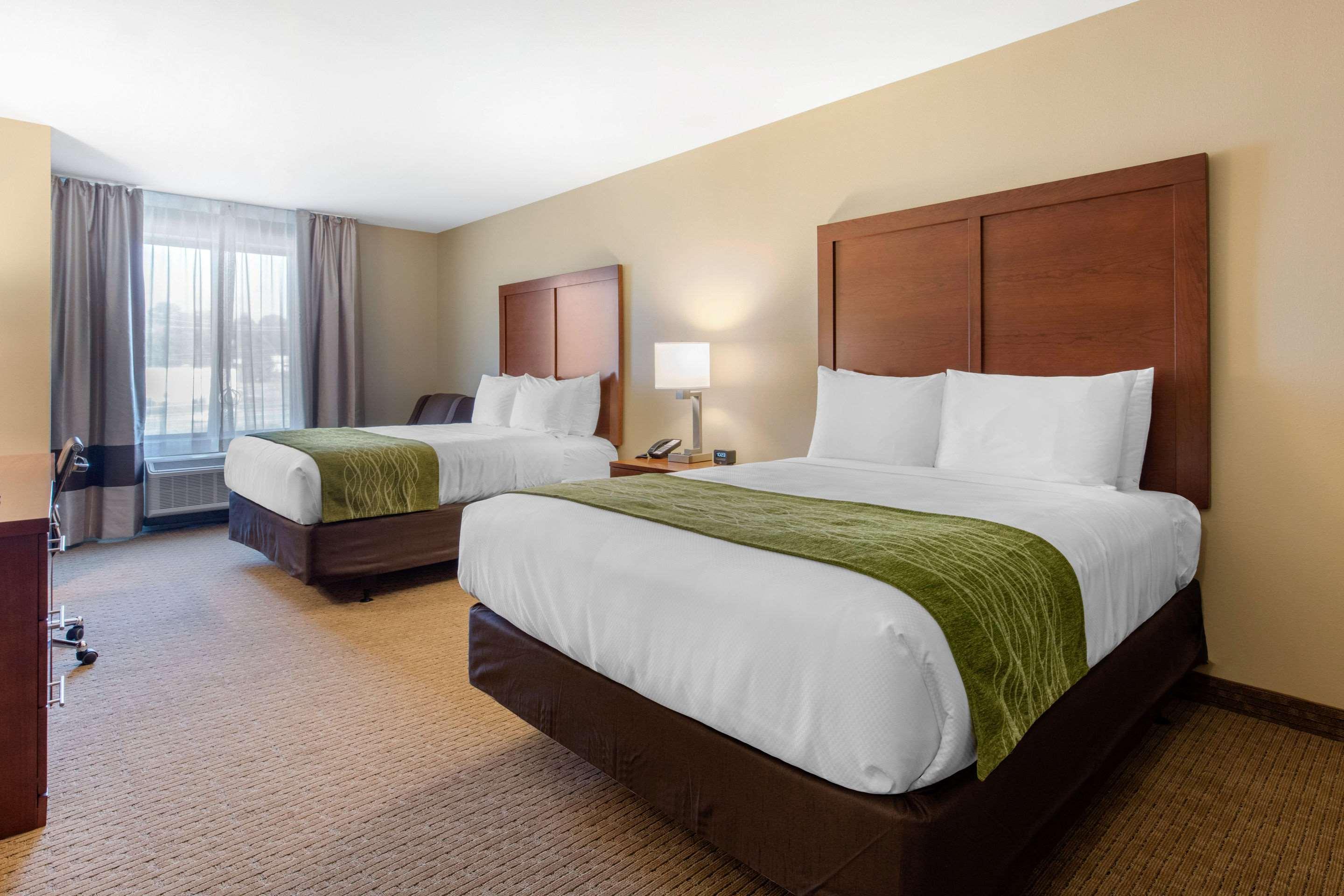 Room, 2 Queen Beds, Comfort Inn & Suites At Crossplex Village 3/9