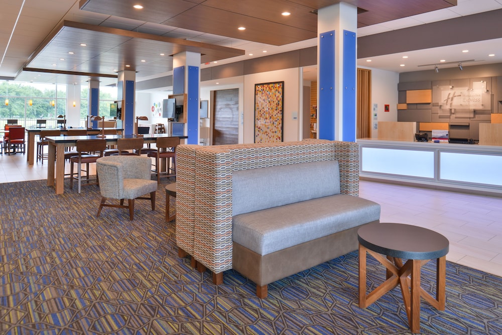 Holiday Inn Express & Suites OMAHA AIRPORT 44/64