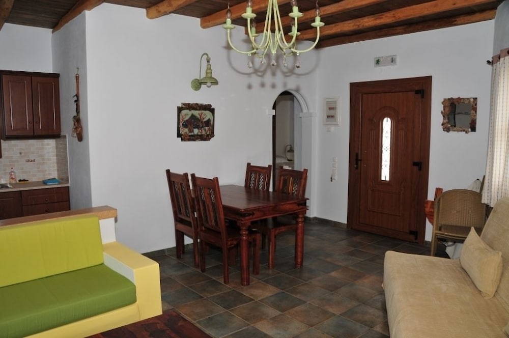 PANTELI BEACH STUDIOS APARTMENTS 38/50