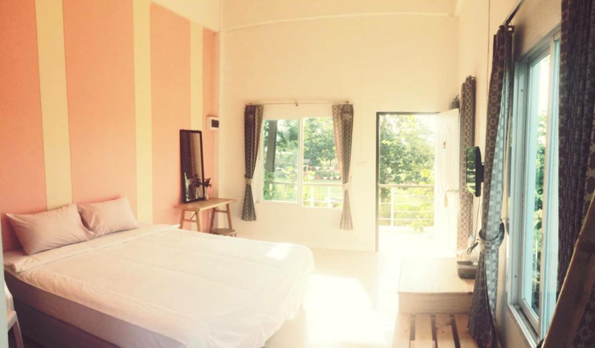 DELUXE, DOUBLE BED