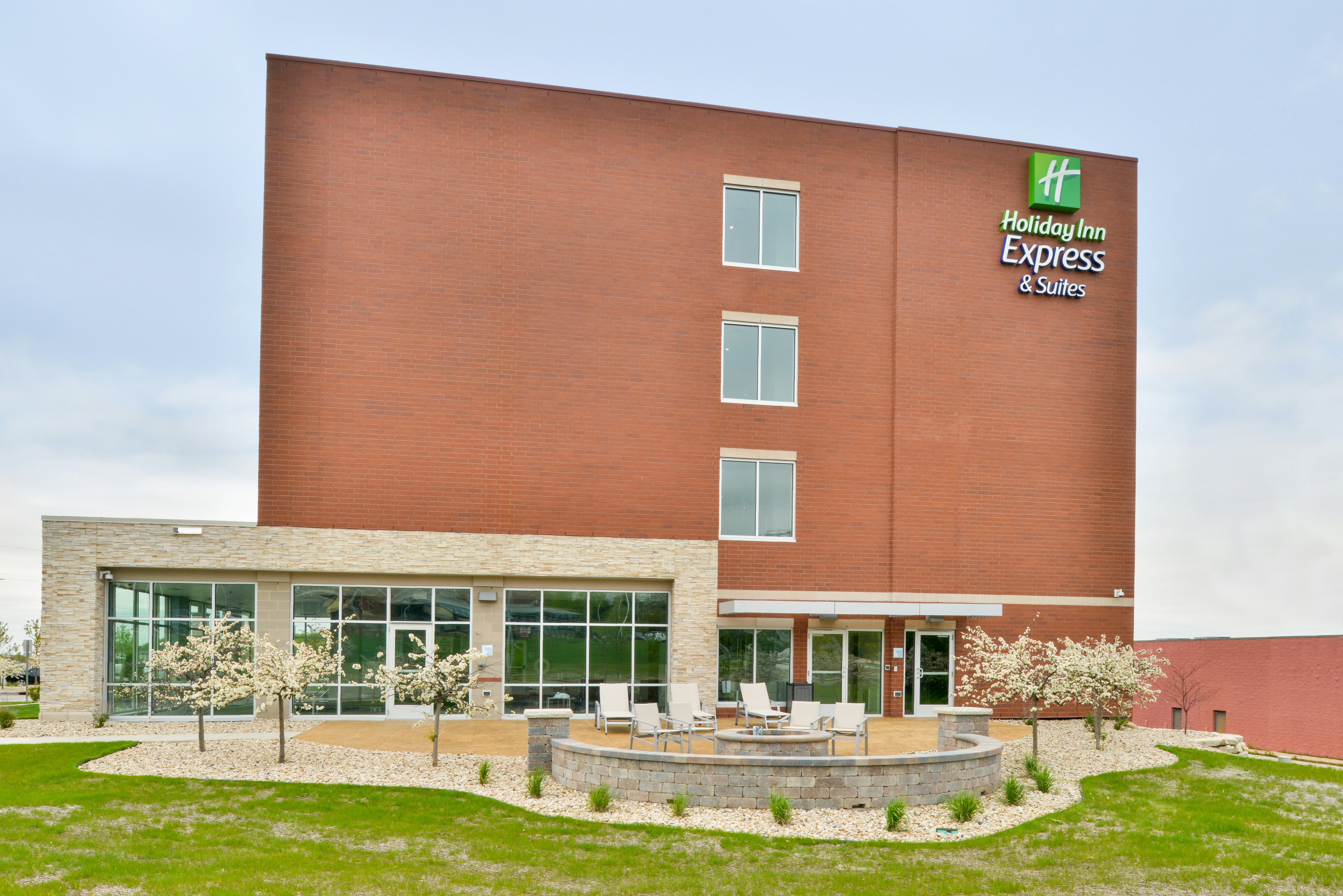 Holiday Inn Express And Suites Madison 64/65