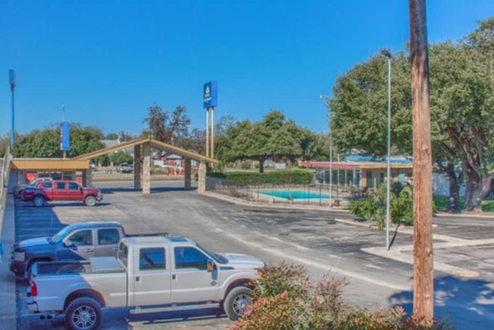 Americas Best Value Inn Uvalde 3/31