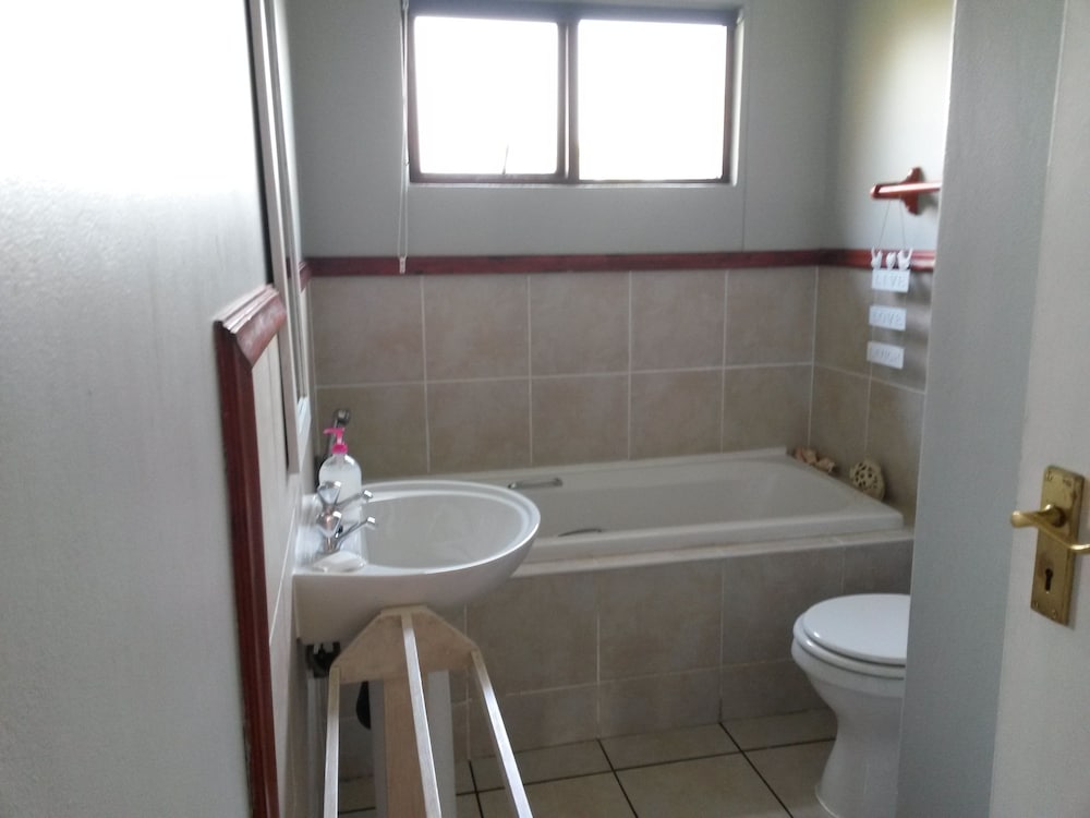 African Sun Guest House 34/36