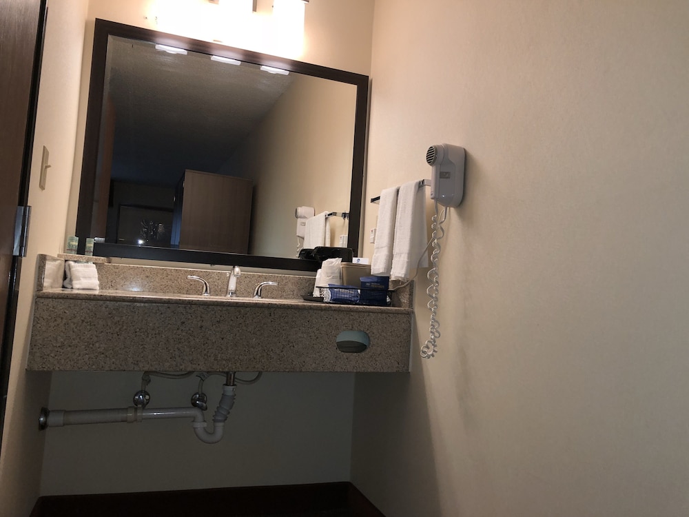 MHO INN and SUITES 42/48