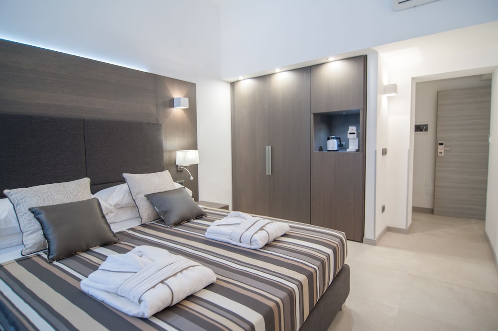 ROOM, DOUBLE BED