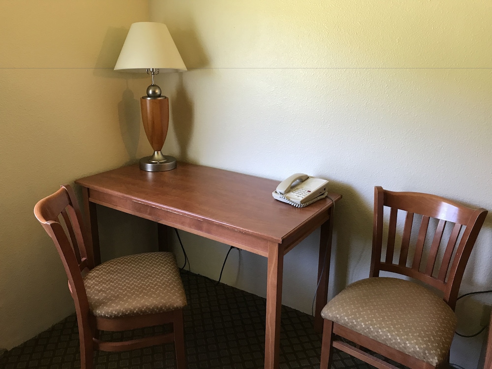 FAIRBRIDGE INN & SUITES KELLOGG 46/48