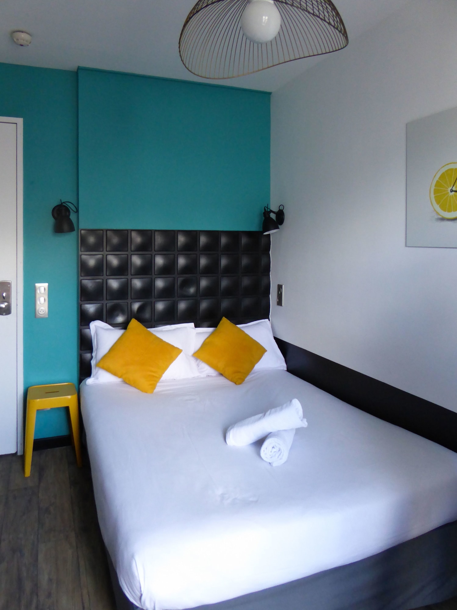 ROOM, DOUBLE BED