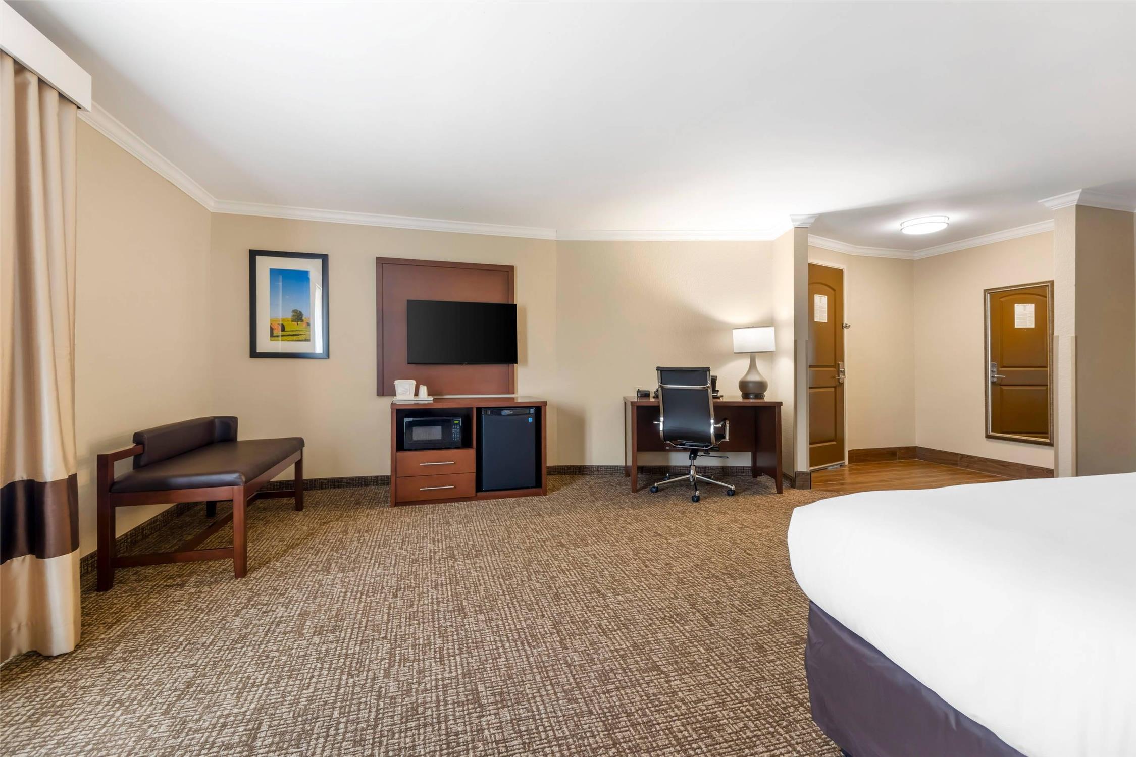 جناح بسرير كينج، Comfort Suites Elizabethtown 3/4