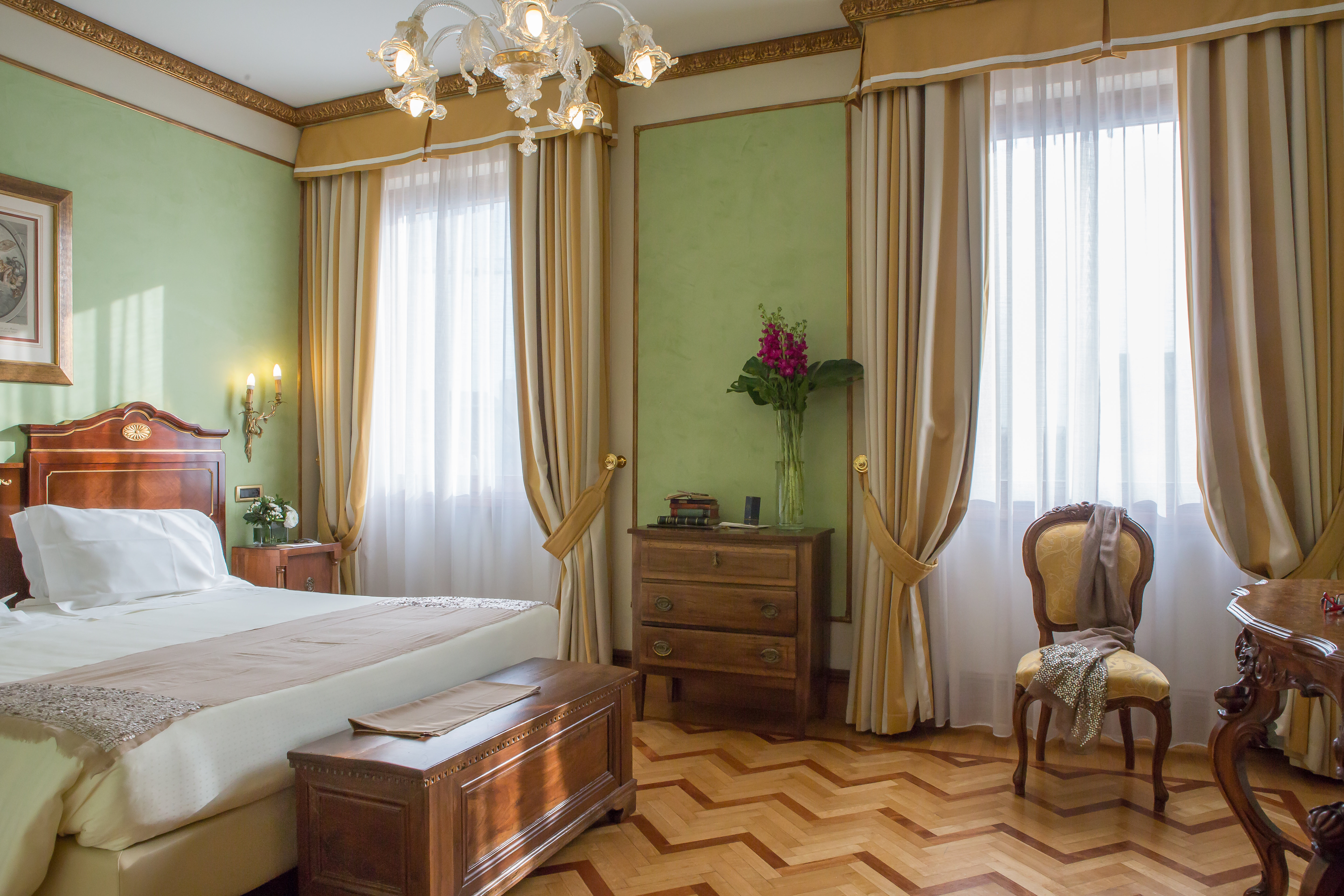 DELUXE, DOUBLE OR TWIN BED