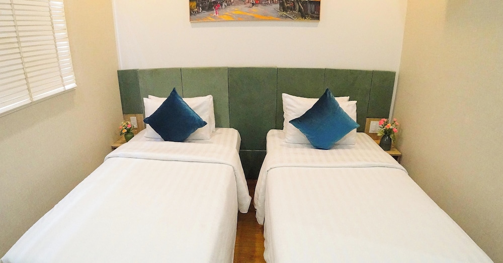 DELUXE, TWIN BEDS, NO WINDOW