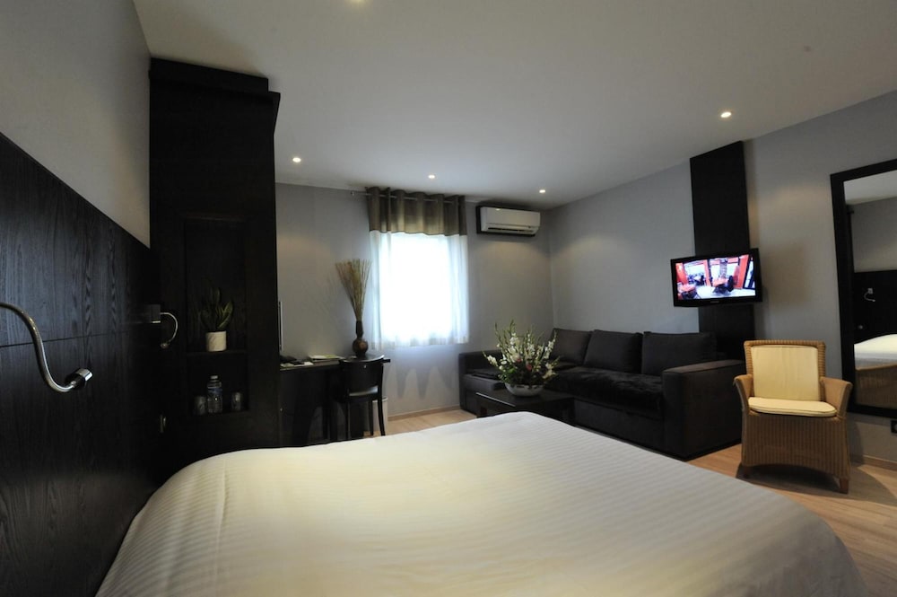 COTTAGE HOTEL 4/50