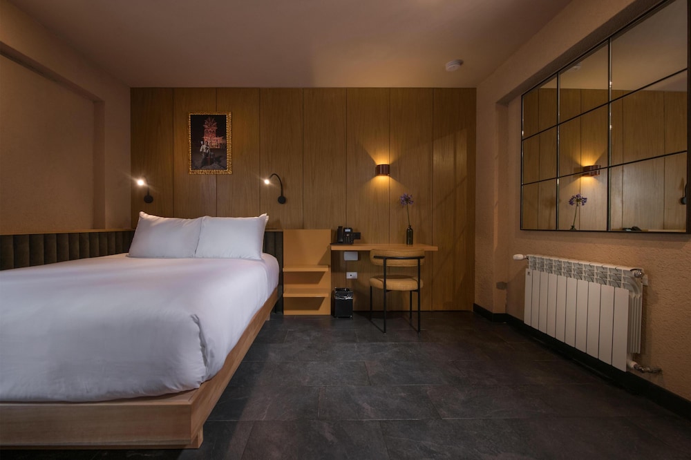 ROOM, QUEEN BED, ACCESSIBLE