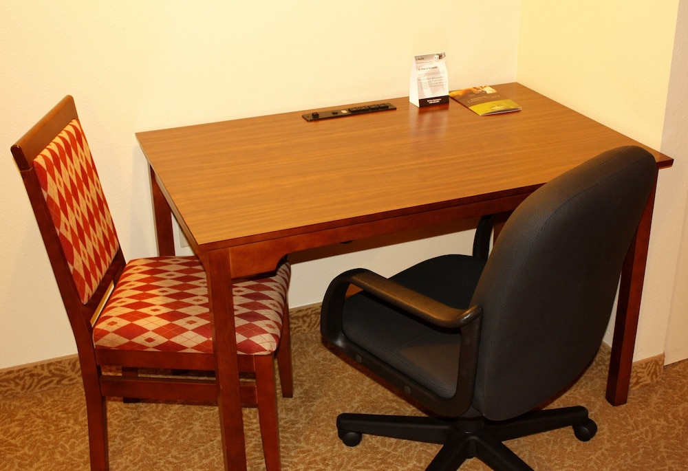 Travelodge Suites by Wyndham Regina / Eastgate Bay 64/71