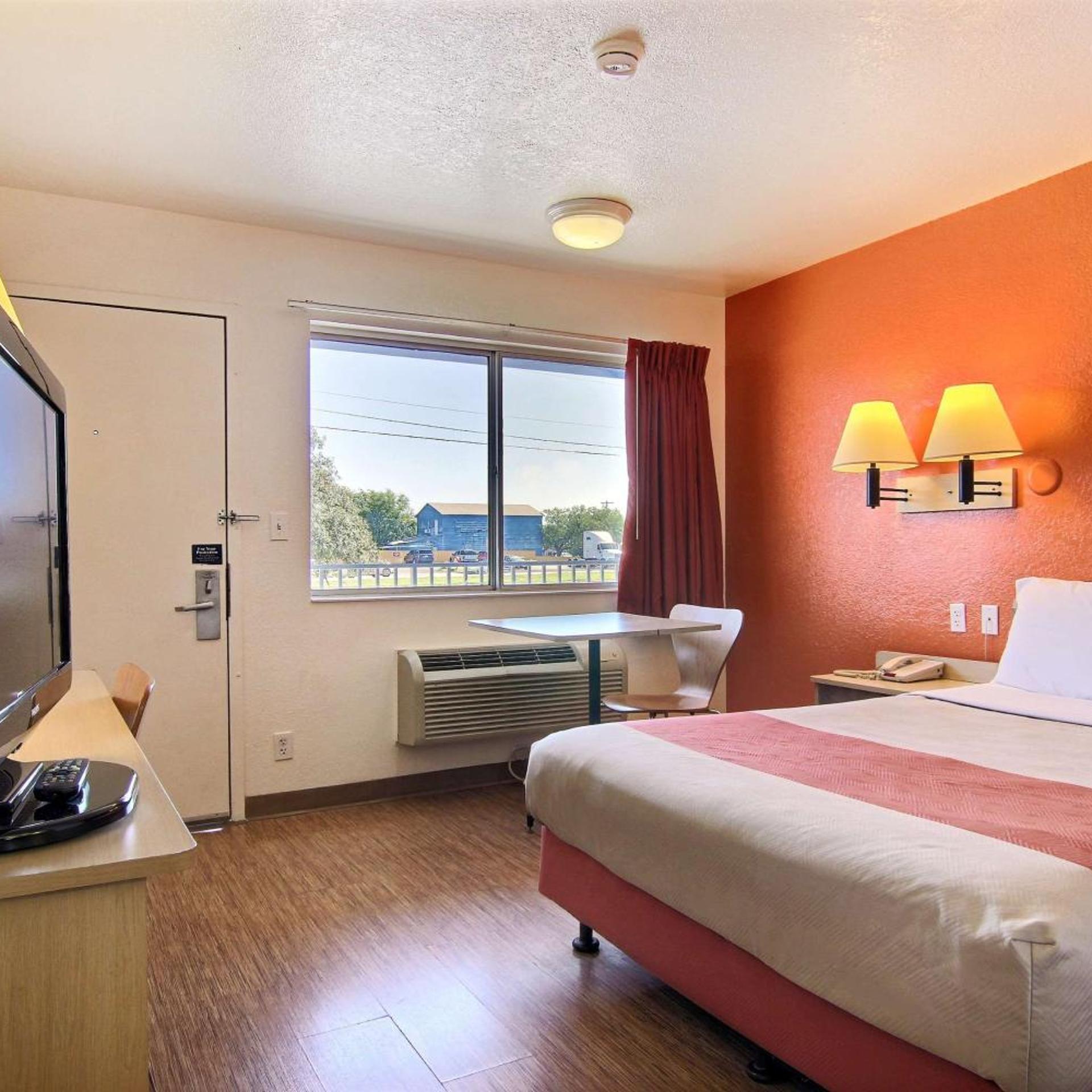 1 Queen Bed - ADA/Tub/Micfridge، Motel6 San Angelo, TX 4/10