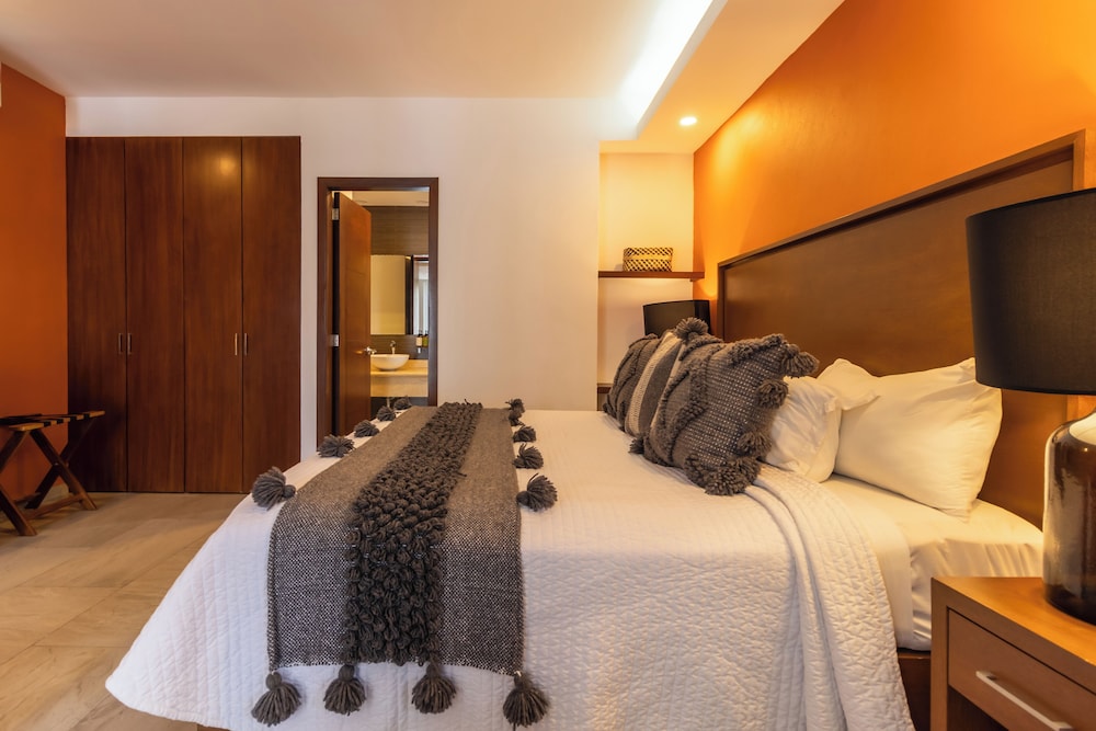 SUITE, KING BED, MOUNTAIN AND TOWN VIEW