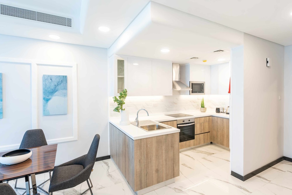 S Plaza Suites Hotel 47/70