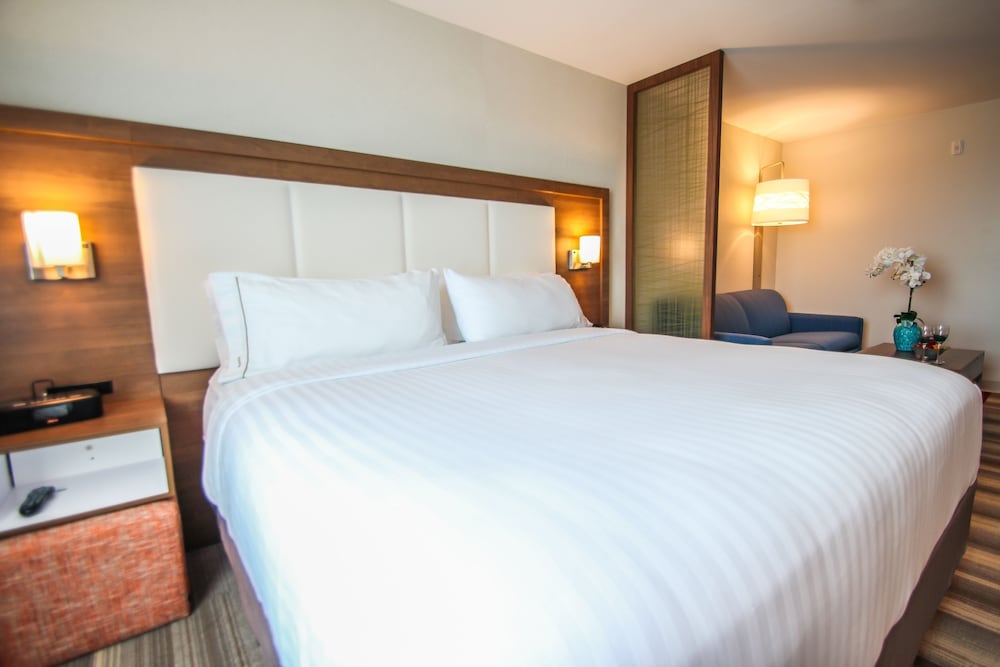 Holiday Inn Express & Suites Miami Airport East 14/69