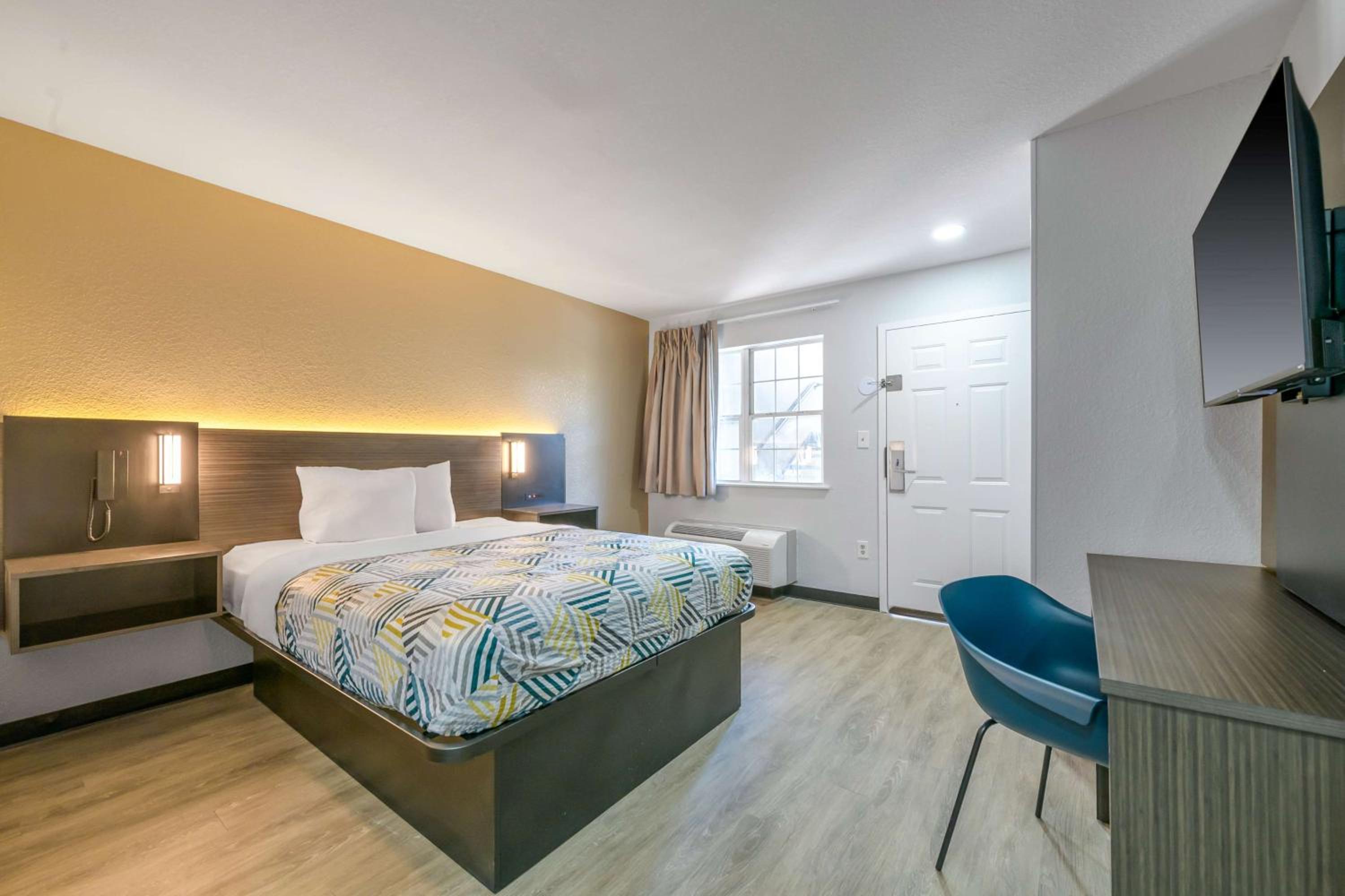 1 Queen Bed - Non-Smoking