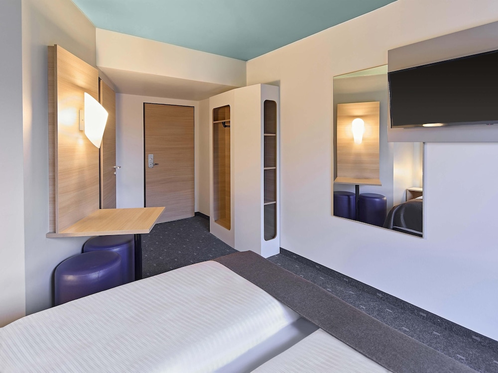 ROOM, DOUBLE BED