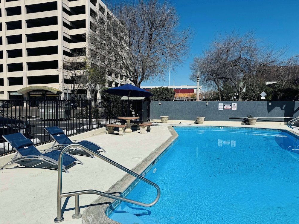 SureStay by Best Western Fresno Central 50/54