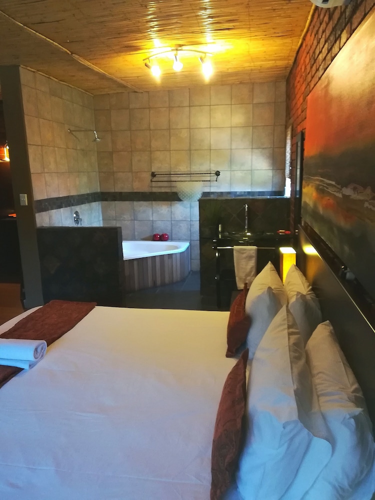 Open Plan, Luxury, Suite, King Bed, Bathtub