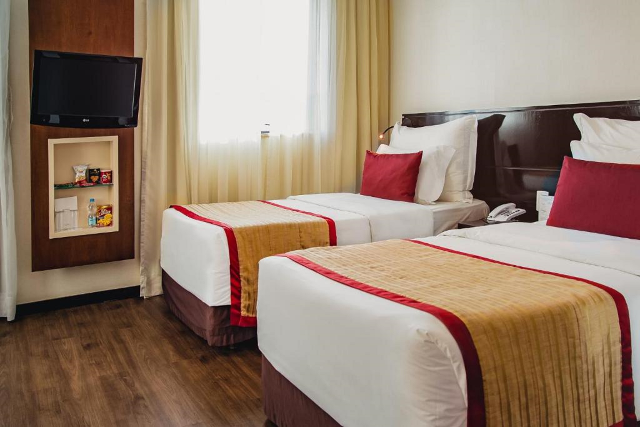 LUXURY, TWIN BEDS