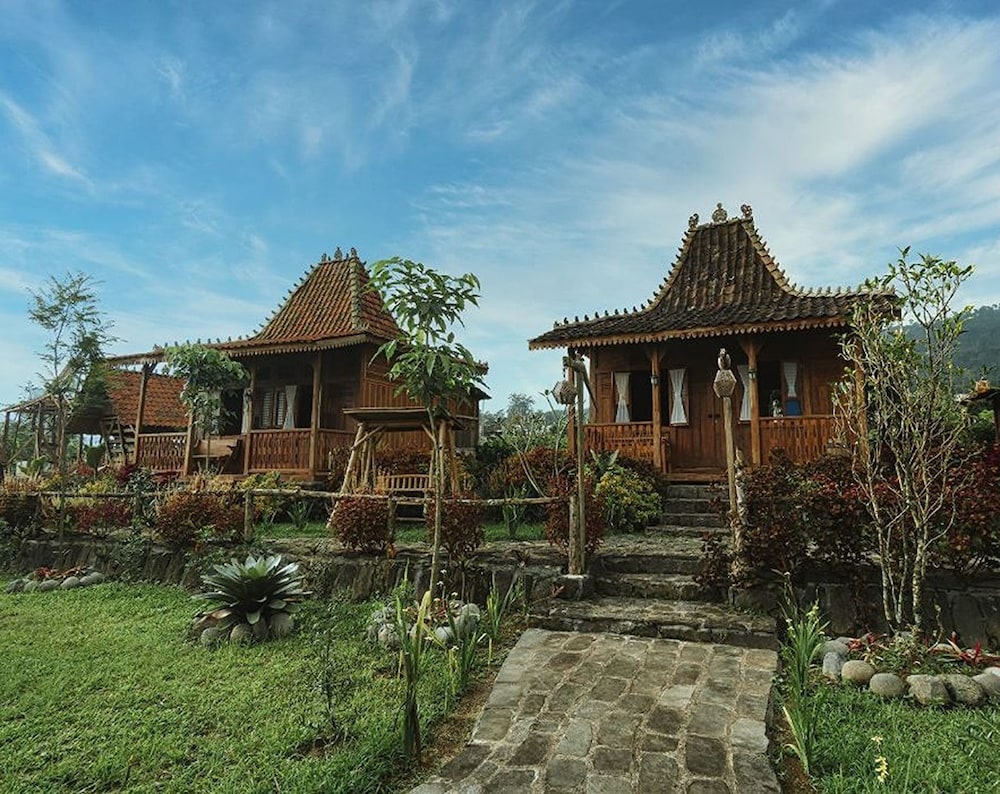 Singgasana Villa & Resto 54/55