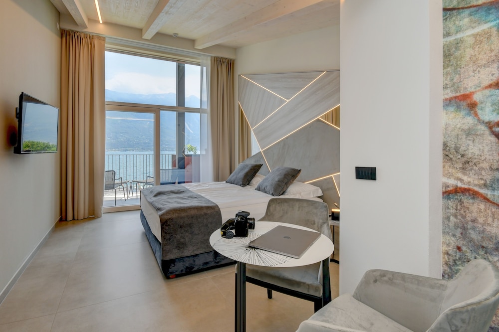 Hotel Du Lac 48/72