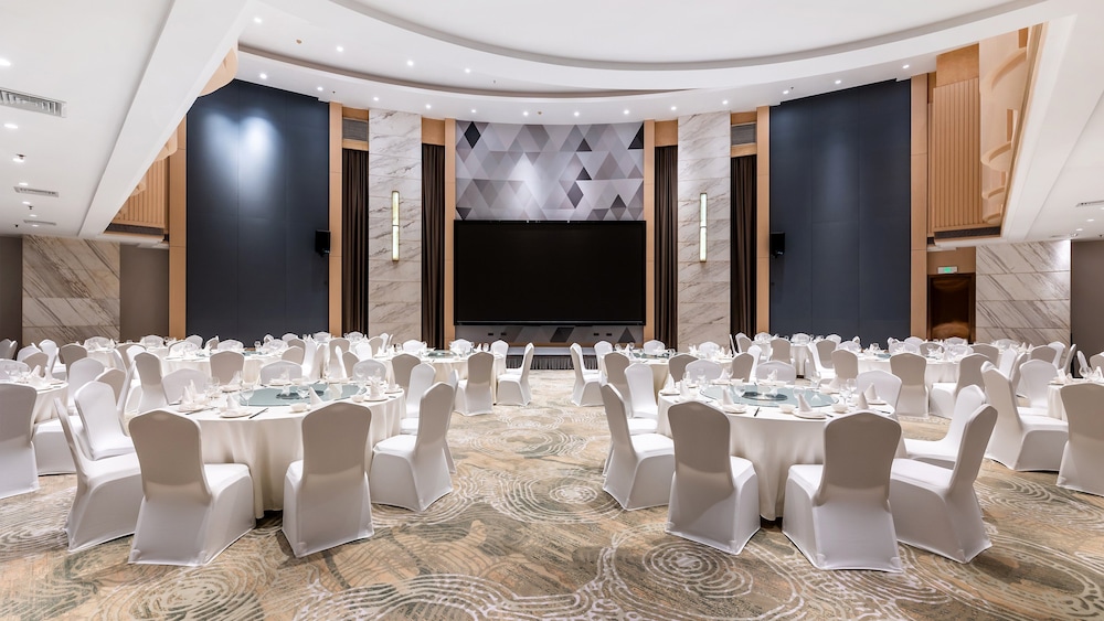 Holiday Inn Chongqing Guanyinqiao 40/50