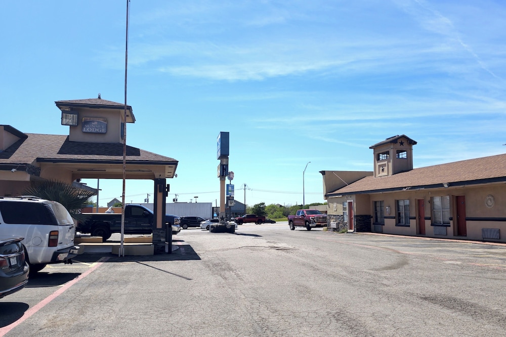 Sunset Lodge Elgin near US 290 by Hotel O 34/47