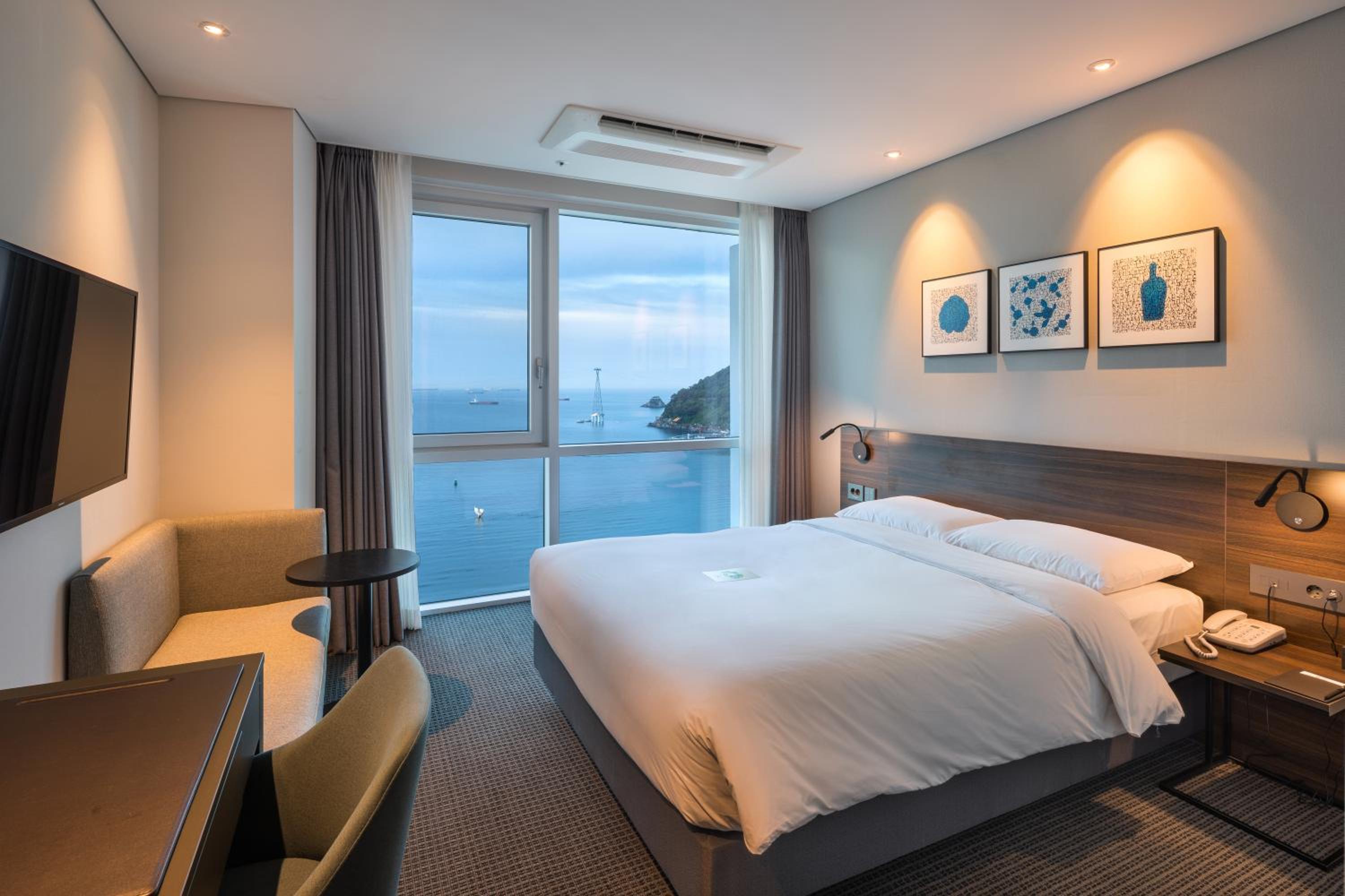SUPERIOR, QUEEN BED, OCEAN VIEW