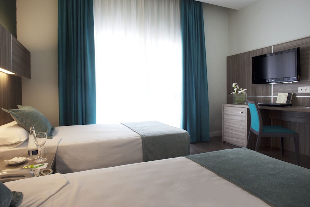 Hotel Aa Serrano By Silken 18/52