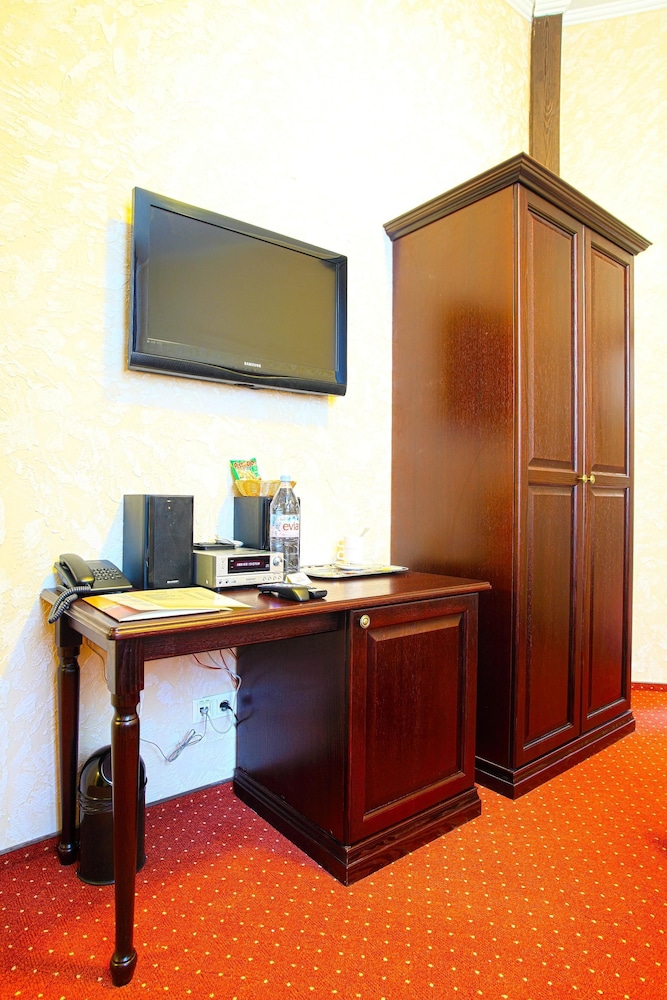 Monte Kristo Hotel 87/95