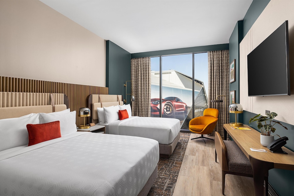 Connecting, Deluxe, 1 King and 2 Queen Beds