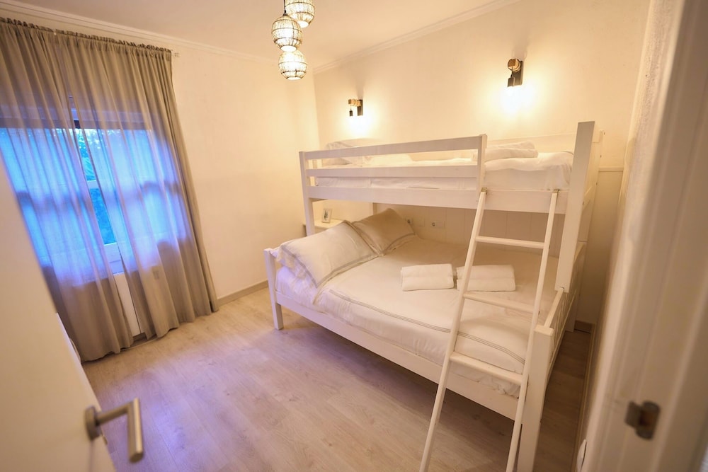 3 Bedrooms, Deluxe, House, 1 King and 4 Single Beds, Garden View