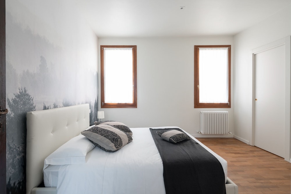 Apartments in San Marco with Canal View 6/37