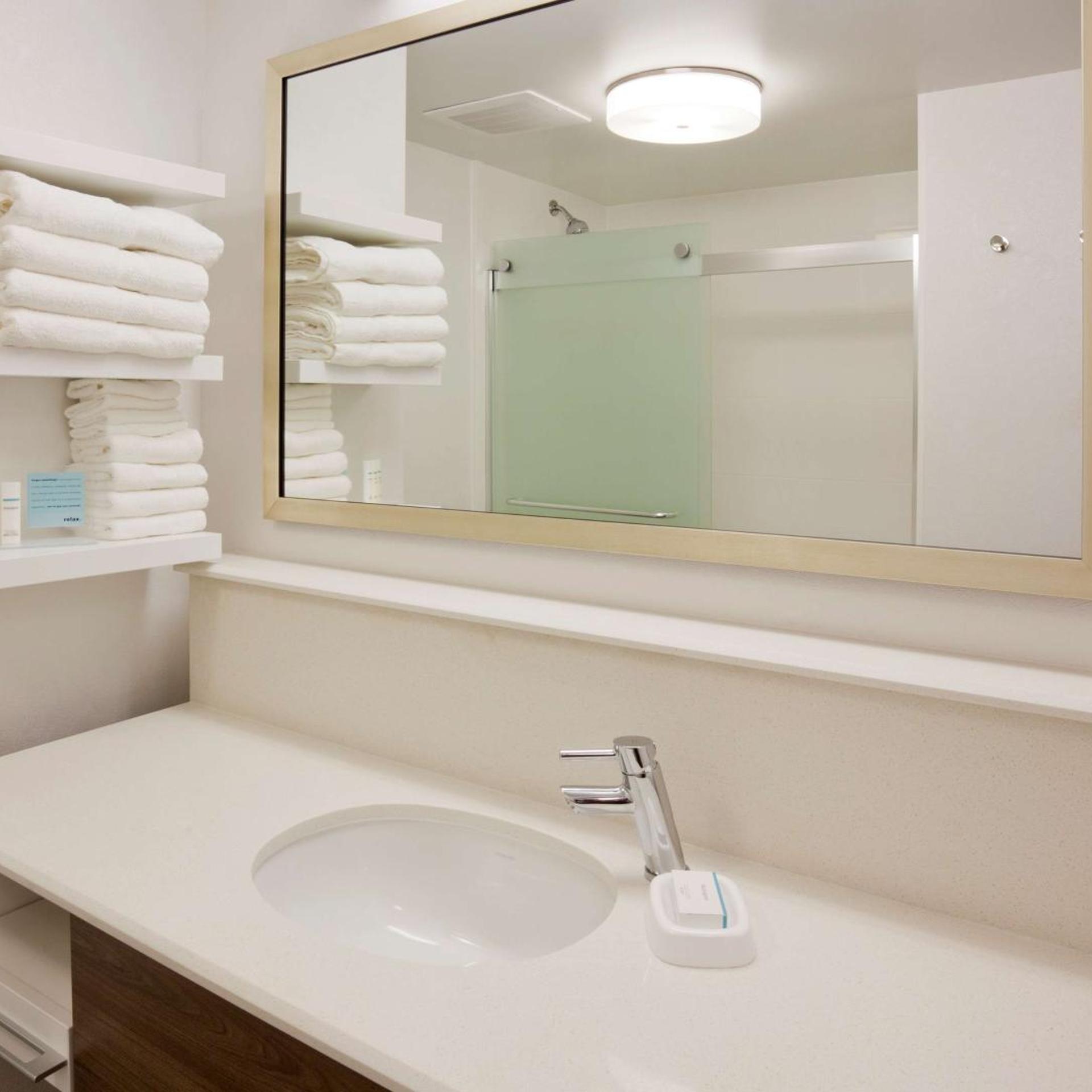 غرفة بسرير كينج وسريرين كوين لذوي الإعاقة، Hampton Inn Bloomington West 3/5