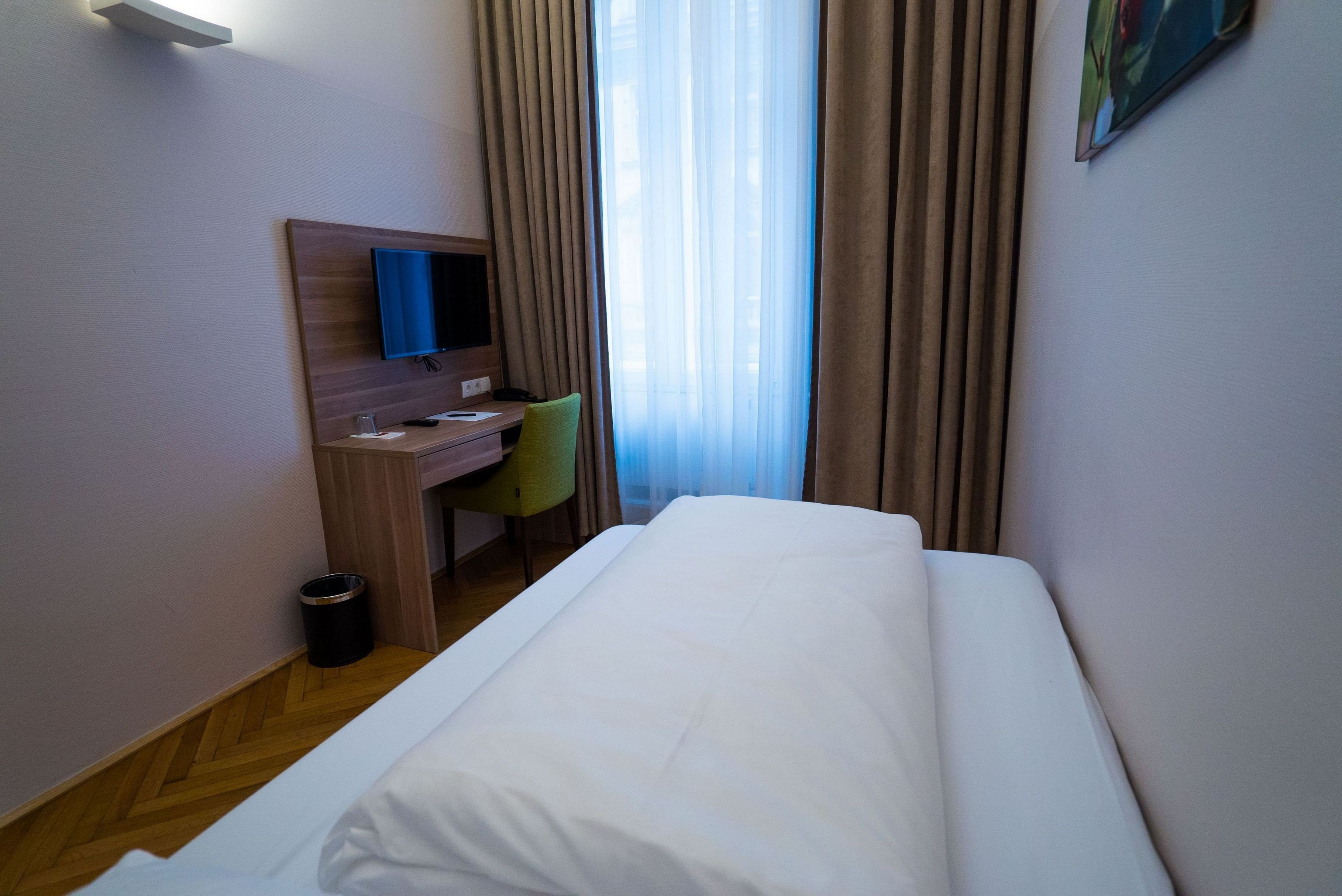 ROOM, SINGLE