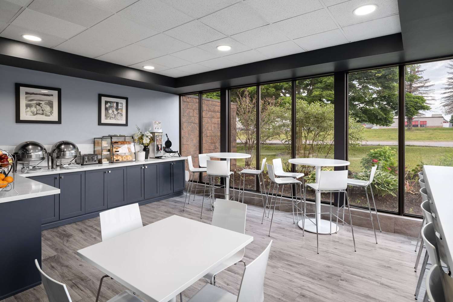 Travelodge by Wyndham Barrie on Bayfield 16/24
