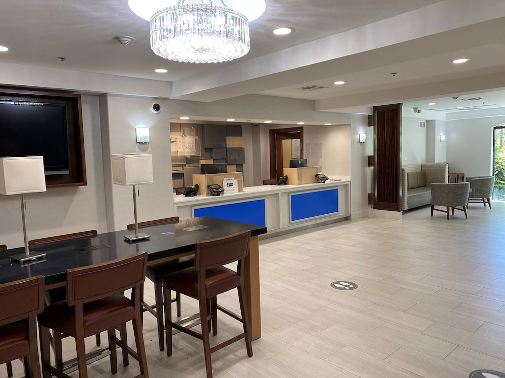Holiday Inn Express Hotel And Suites Woodland Hills 12/52