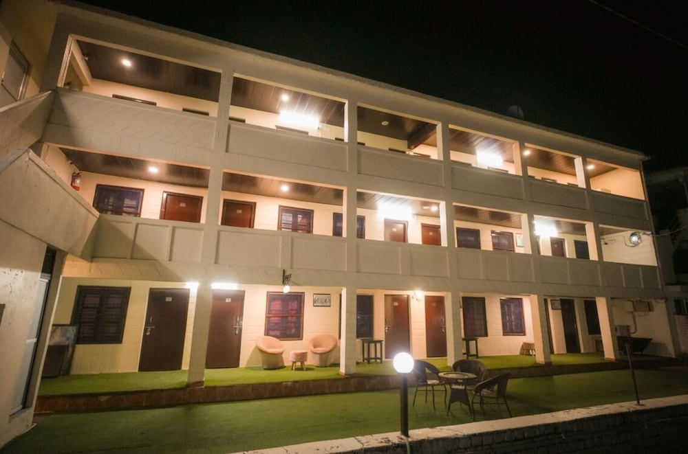 Hotel Kausani Retreat 1/48