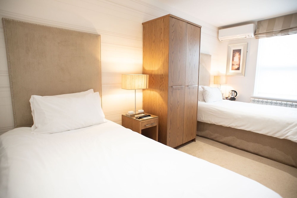 ROOM, TWIN BEDS