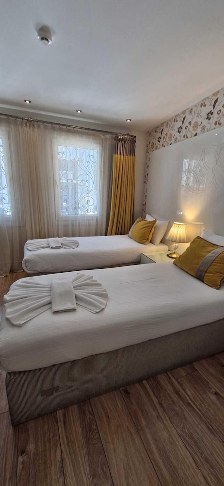 ROOM, DOUBLE OR TWIN BED