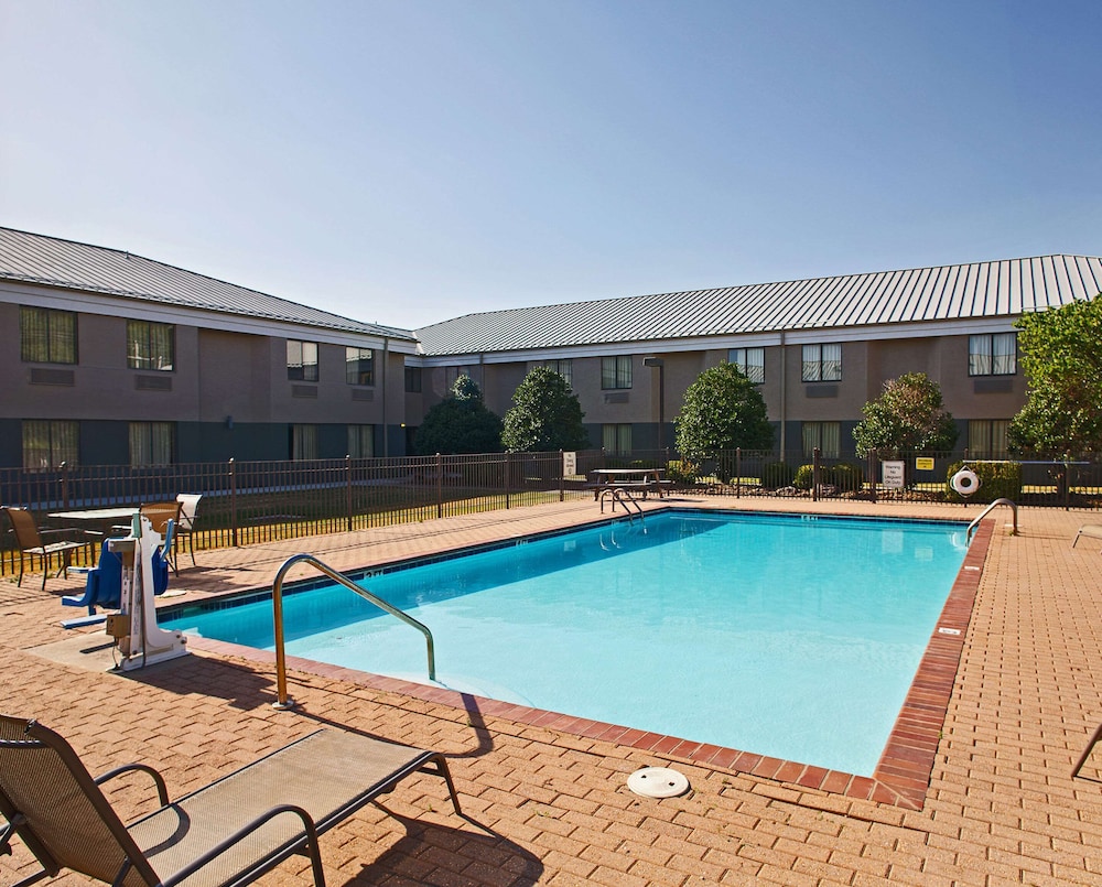 Spark by Hilton Bentonville 17/24