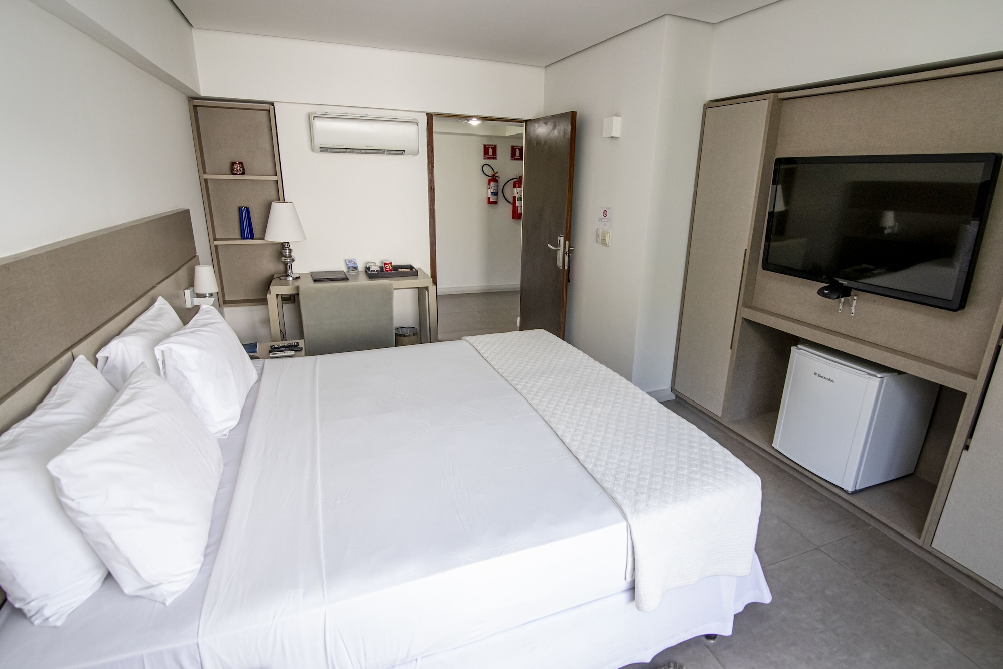 Junior Suite, Queen Bed, Side View, Balcony