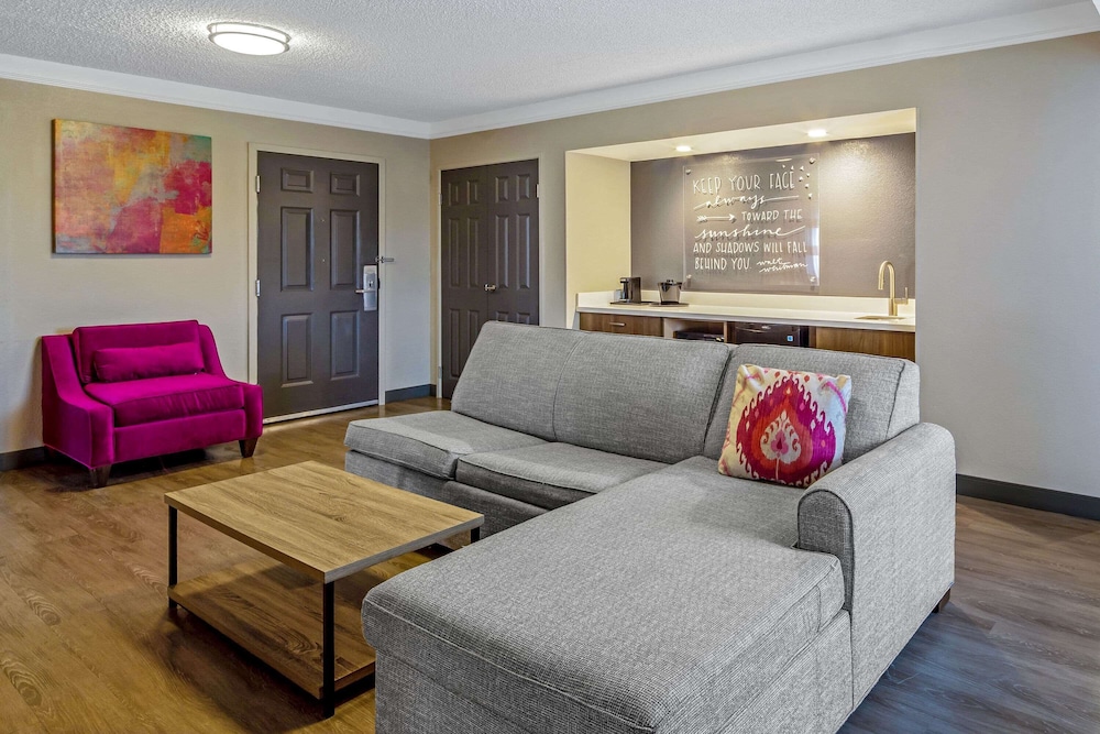 La Quinta Inn & Suites by Wyndham San Francisco Airport N 11/23