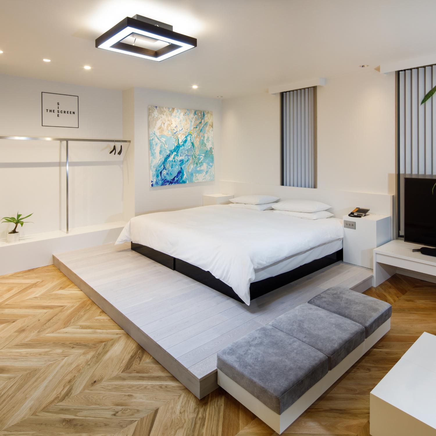 Semi Room, Suite
