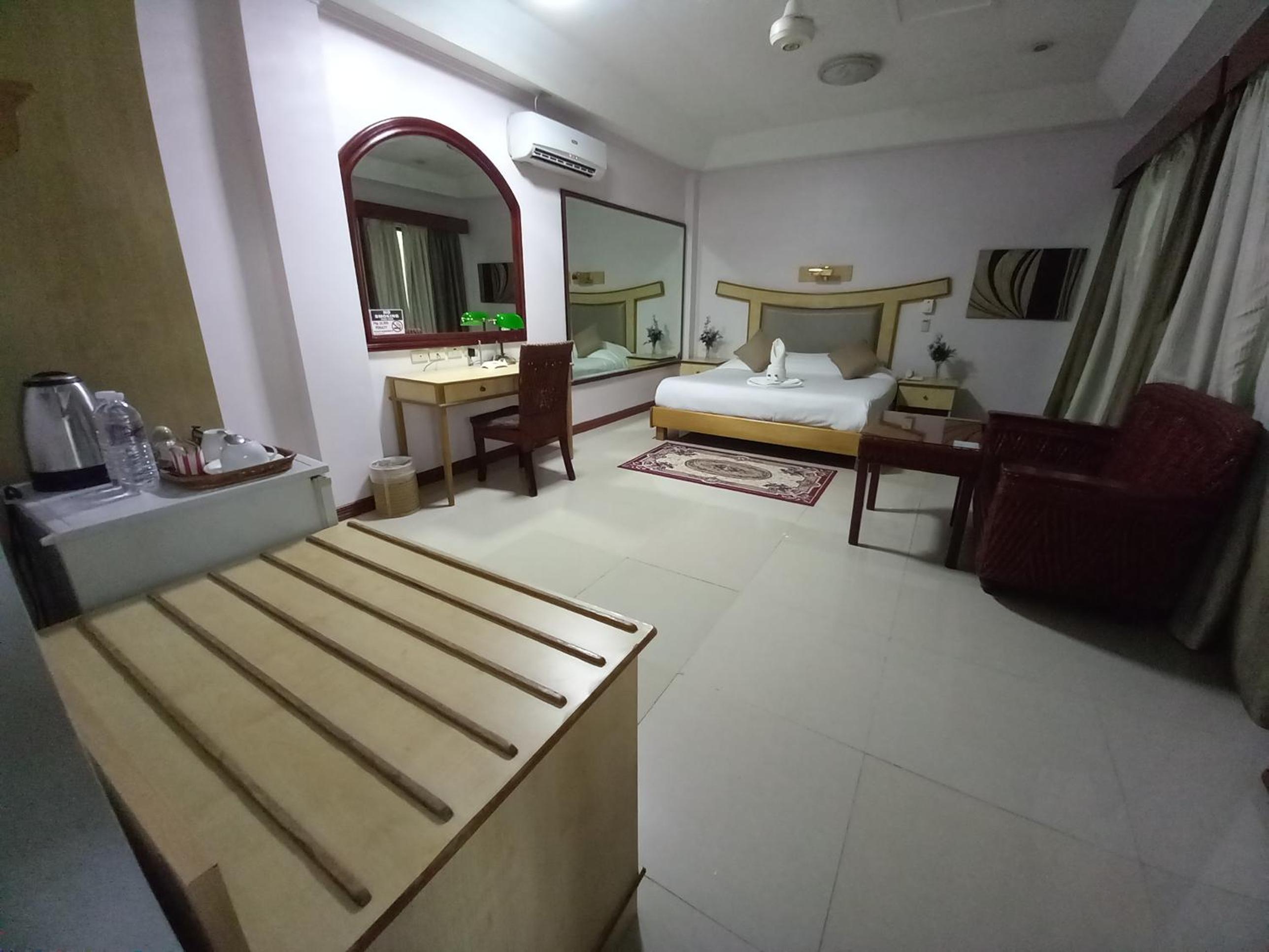 Garden, King Bed