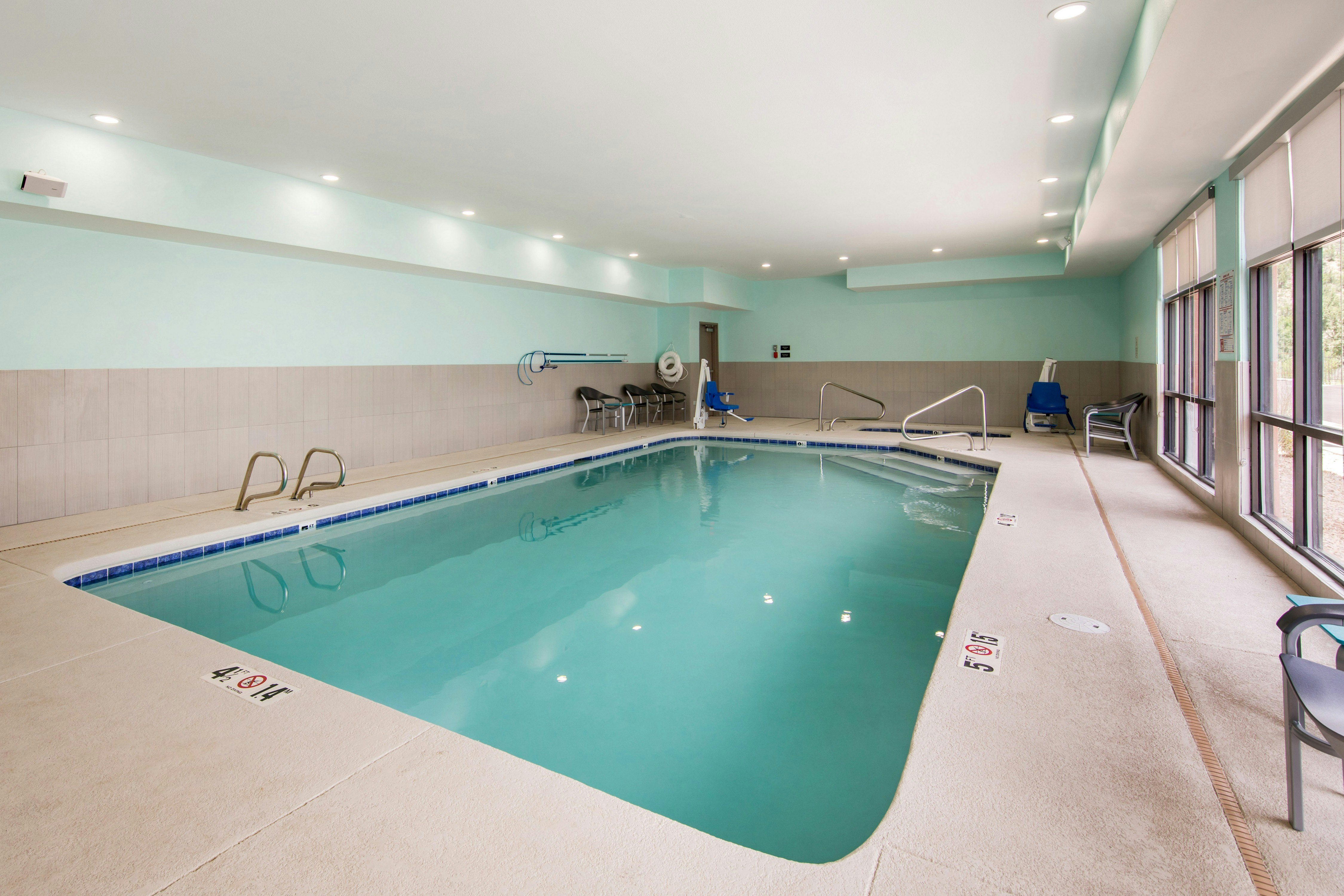 Hampton Inn and Suites Ruidoso Downs 26/37